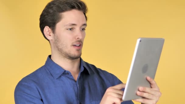 Alkalmi fiatalember megnyerte a Tablet, sárga háttér — Stock videók