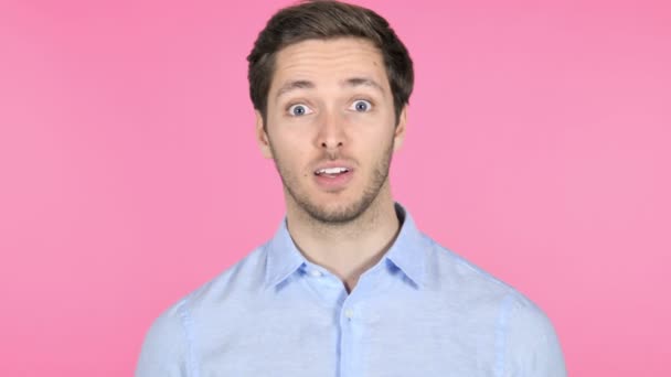 Так, захоплююча молода людина на рожевому тлі — стокове відео