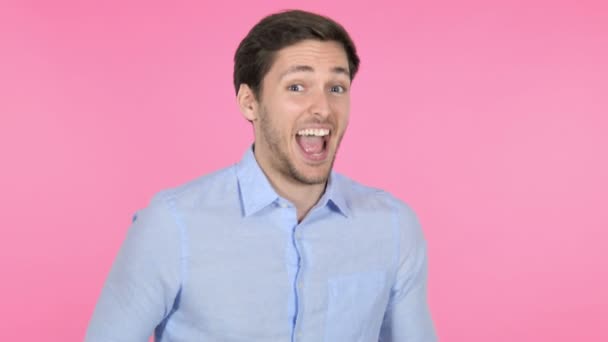 Jeune homme heureux dansant sur fond rose — Video