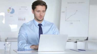 Laptop üzerinde çalışan Genç Işadamı düşünme