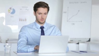 Iş yerinde boyun ağrısı ile Genç Işadamı