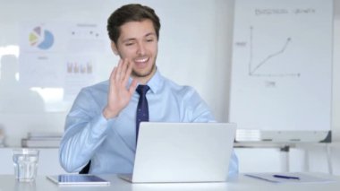 Iş yerinde Genç Işadamı tarafından online görüntülü sohbet