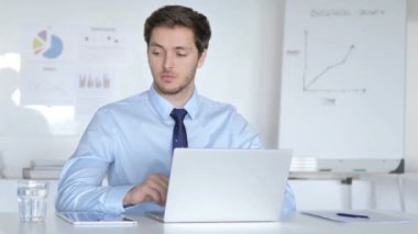 Laptop çalışırken Genç Işadamı Içme suyu