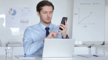 Telefonda konuşan öfkeli Genç Işadamı