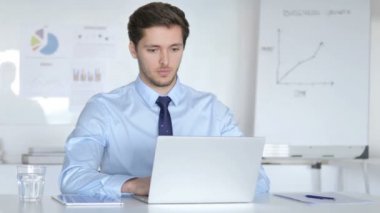 Wow, sürpriz Genç Işadamı laptop çalışma