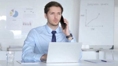 Genç İşadamı İş yerinde Telefonda Konuşuyor