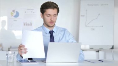 Sözleşme üzerinde çalışan Genç Işadamı, evrak Işleri