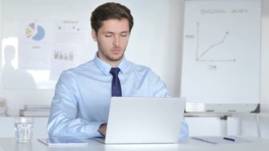 Sürpriz Genç Işadamı ofis kamera bakıyor, şok