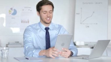 İşadamı tarafından Tablet 'te Çevrimiçi Video Sohbeti
