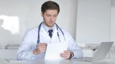 Genç doktor okuma tıp raporu, evrak yapma