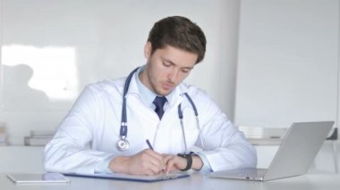 Doktor hasta, tıbbi belgeler için reçete yazma