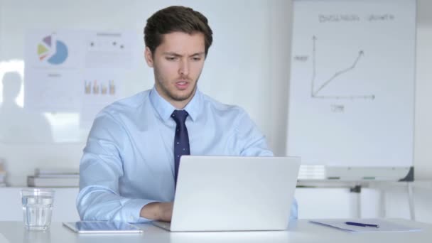 Joven empresario enfermo tosiendo en el trabajo — Vídeos de Stock