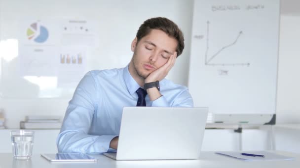 Fáradt fiatal üzletember alszik a munkahelyen — Stock videók