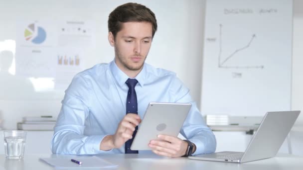 Jovem empresário usando tablet no escritório — Vídeo de Stock