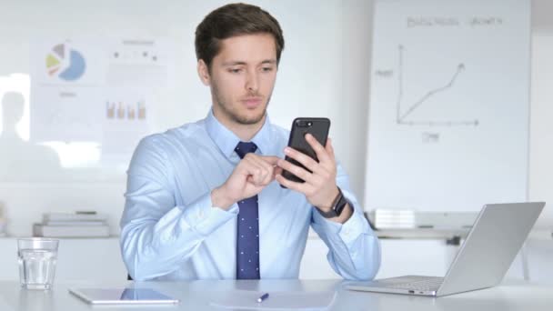 Joven Empresario Celebrando el Éxito en Smartphone — Vídeo de stock