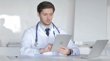 genç doktor tablet bilgisayar kullanma