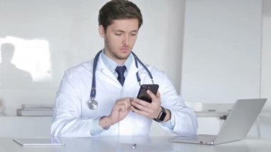 Genç doktor klinikte Smartphone tarama