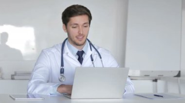 Genç Doktor tarafından Online Görüntülü Sohbet