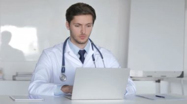 Genç doktor çalışma üzerinde laptop içinde Clinic