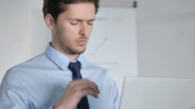 Ofis çalışma baş ağrısı ile Genç Işadamı yakın yukarı