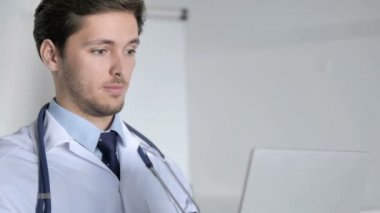 Online görüntülü sohbet sırasında doktor Talking yakın