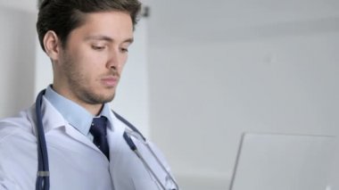 Doktor yakın yukarı klinikte laptop çalışma
