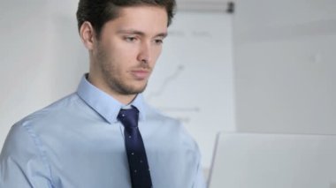 Başarılı proje kutluyor heyecanlı Işadamı yakın yukarı