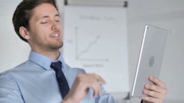 Genç İşadamı tarafından Tablet Online Görüntülü Sohbet