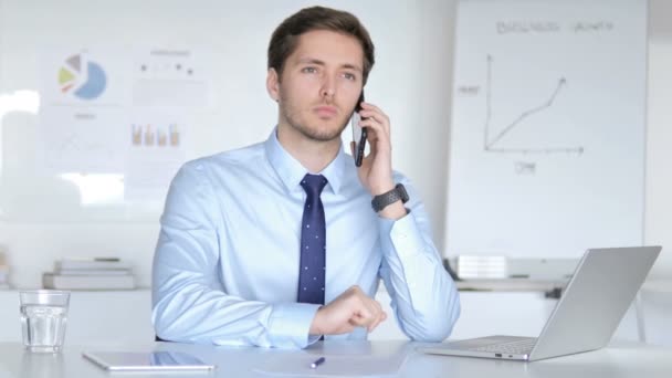 Negociando Jovem Empresário Falando por telefone — Vídeo de Stock