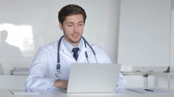 Онлайн відео чат молодого лікаря — стокове відео