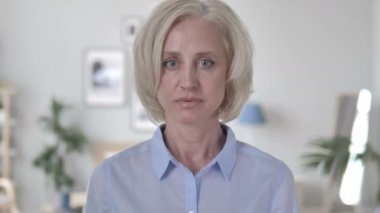 Gülümseyen mutlu yaşlı kadın portresi