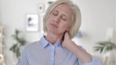 Boyun ağrısı ile yaşlı kadın, kas yaralanması