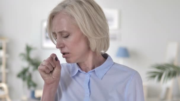 Hoesten, zieke oude vrouw hoesten — Stockvideo