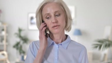 yaşlı kadın telefonla konuşuyor