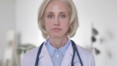 Klinikte ciddi kıdemli Bayan Doktor portresi