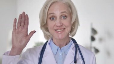 Konuşan kıdemli Lady Doctor tarafından görüntülü sohbet