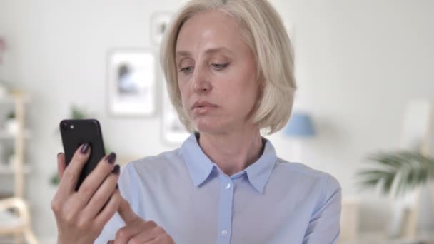 Old Woman Busy Using Smartphone — Stock Video