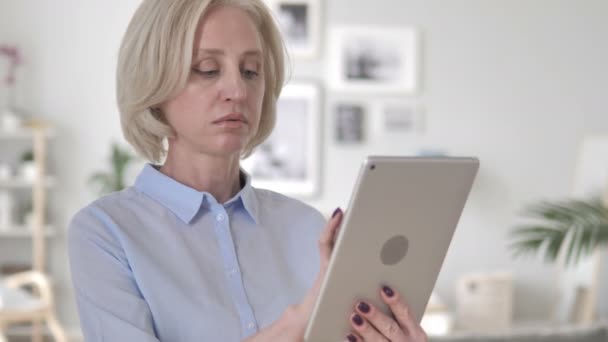 Old Woman Using Tablet at Workplace — Stock Video