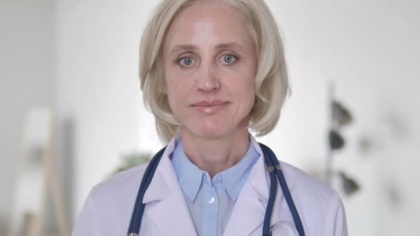 Pulgares hacia arriba por la señora mayor médico en la clínica — Vídeo de stock