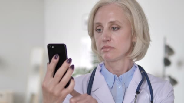 Senior Lady Doctor Falando no telefone — Vídeo de Stock