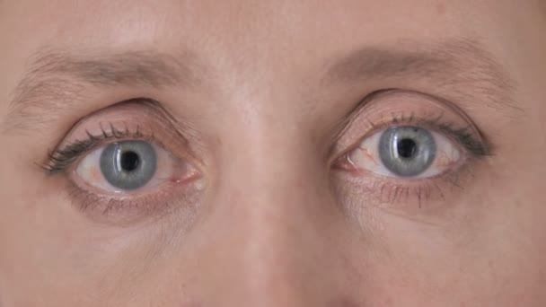 Blinkende Augen einer betagten Frau — Stockvideo