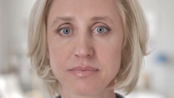 Close-up van serieuze oude vrouw gezicht — Stockvideo