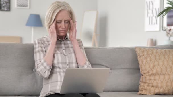 Praca stary kobieta mający ból głowy — Wideo stockowe