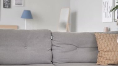 Eski kadın Coming ve başlangıç çalışma içinde laptop