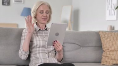 Tablette yaşlı kadın tarafından online görüntülü sohbet