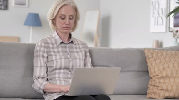 Alte Frau geht, nachdem sie Laptop geschlossen hat — Stockvideo