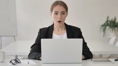 Şok genç Businesswoman korku içinde merak, şaşırdı