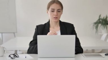Baş ağrısı laptop üzerinde çalışma ile genç Businesswoman vurguladı