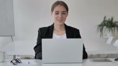 Laptop genç Businesswoman tarafından online görüntülü sohbet