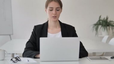Genç Işkadını ofis bırakarak